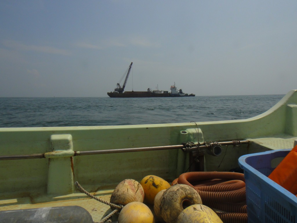 松島湾と石巻港の中間点付近でサルベージ船付近の海上で１本目潜降。